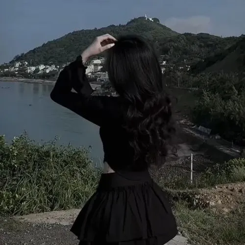 Hình profile cute con gái không lộ diện nhưng dáng lưng cuốn hút