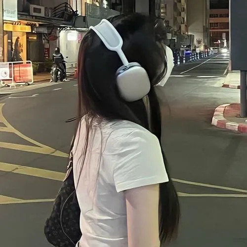 Avatar nghệ thuật quay lưng của gái xinh với bóng đổ sâu