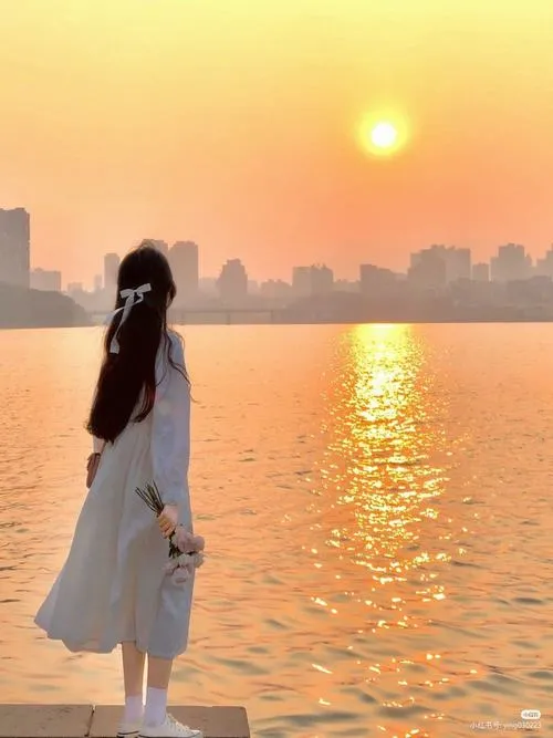 Avatar trầm gái đẹp quay lưng trên phông nền trơn