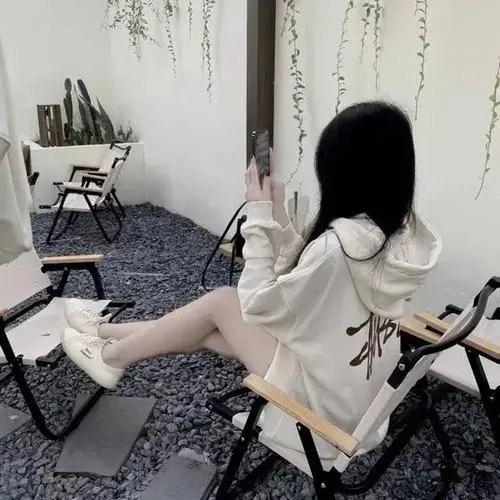 Hình đại diện không thấy mặt con gái nhấn khoảng trống và ánh sáng dẫn ánh nhìn