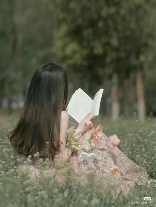 Avatar nữ tính gái đẹp quay lưng nhấn tóc dài sau gáy