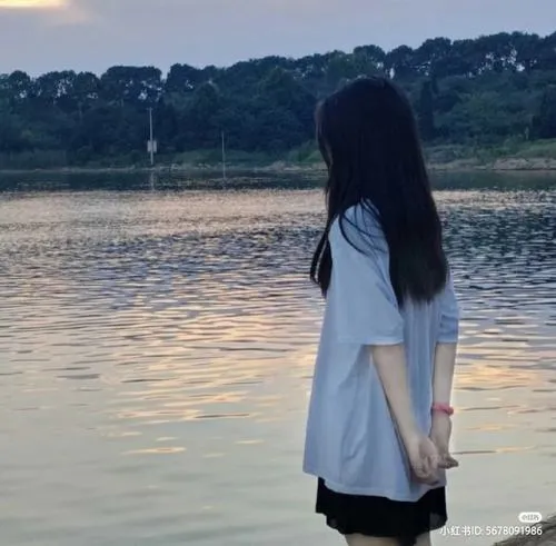 Không lộ mặt tạo chiều sâu cho silhouette phụ nữ