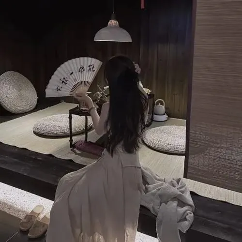 Vai tạo khung cho lưng gái xinh trong phông nền tối giản