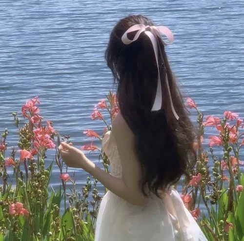 Dáng lưng phụ nữ trong phông nền tối giản tạo cảm xúc tò mò lặng im