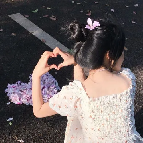 Avatar giấu mặt phụ nữ trẻ với tóc thả và ánh sáng hậu cảnh