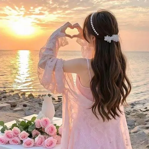 Tóc dài sau gáy của gái xinh hòa ánh sáng ngược khắc họa thần thái im lặng