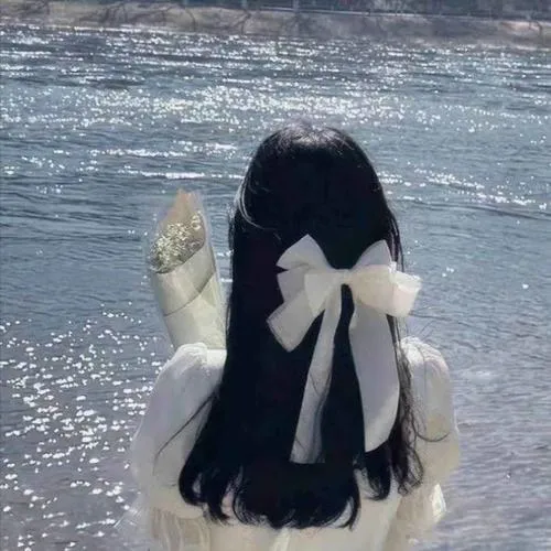 Avatar cảm xúc con gái che mặt bằng quay lưng tạo bí ẩn