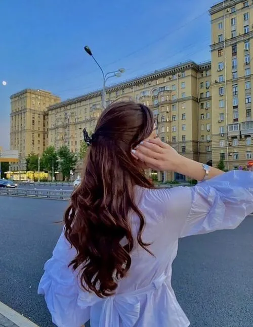 Ảnh đại diện che mặt con gái thể hiện cá tính kín đáo qua dáng lưng