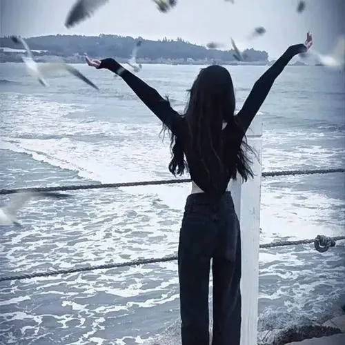 Vai và lưng phụ nữ tạo khung bố cục tối giản mang tĩnh lặng