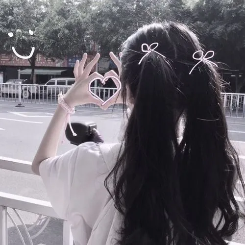 Độ mờ làm mềm tổng thể cùng ánh sáng xiên trên dáng lưng nữ