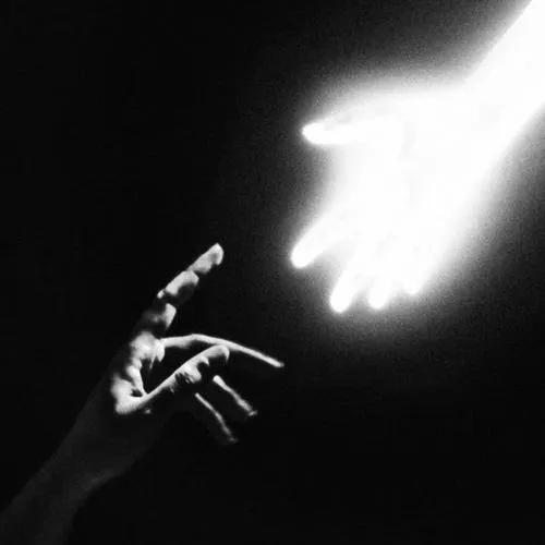 Bóng tối trong tang lễ tạo chiều sâu cảm xúc rõ nét