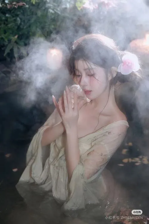 Quyến rũ căng đường cong nóng bỏng đầy mê hoặc