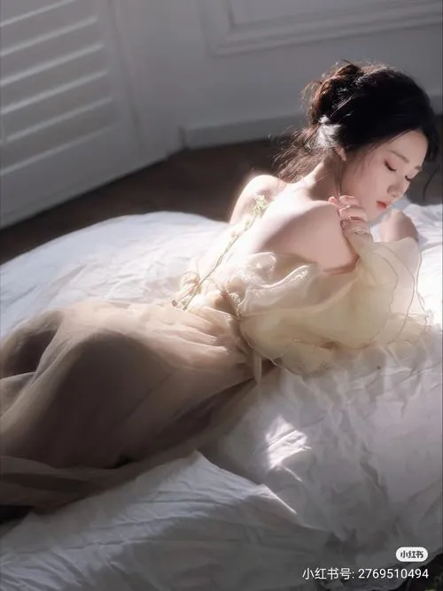 Sexy cân ánh sáng cùng bóng đổ gợi hình