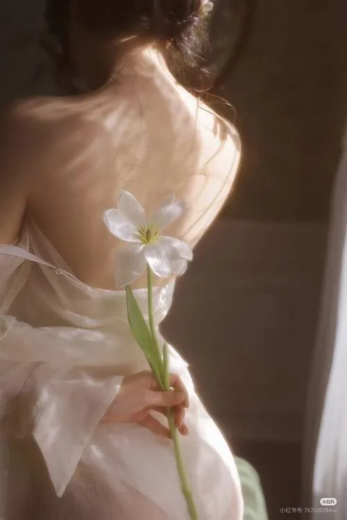 Quyến rũ chạm ánh mắt gợi cảm đầy ẩn ý