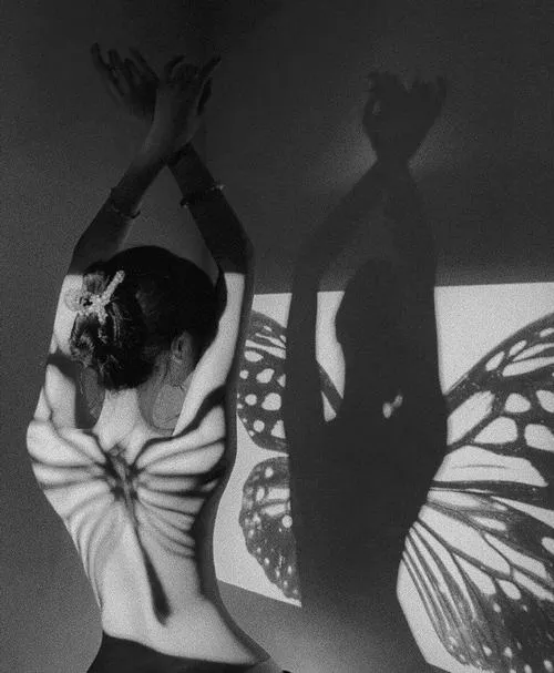 Nude nghệ thuật phản chiếu ánh sáng trên làn da