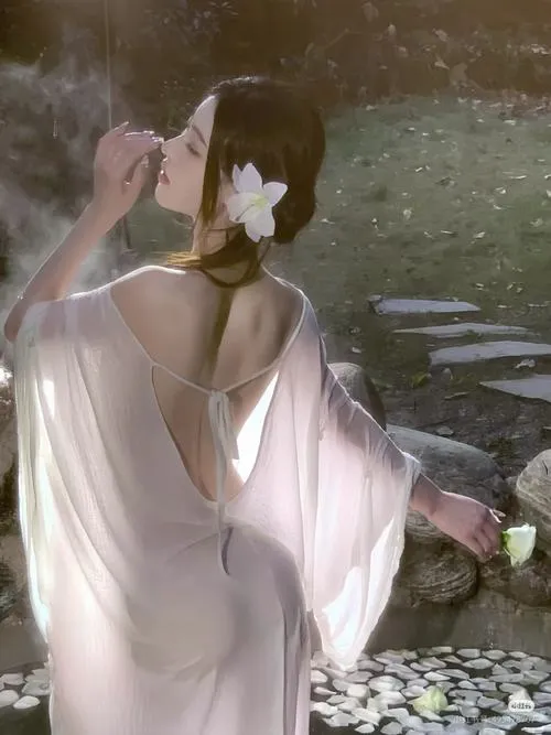 Nude mỹ thuật nổi bật khối sáng thị giác