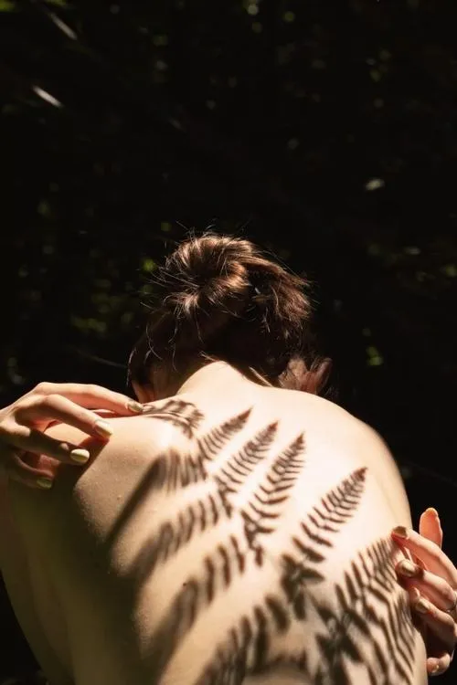 Khỏa thân tạo hình khắc họa đường cong tự nhiên khối