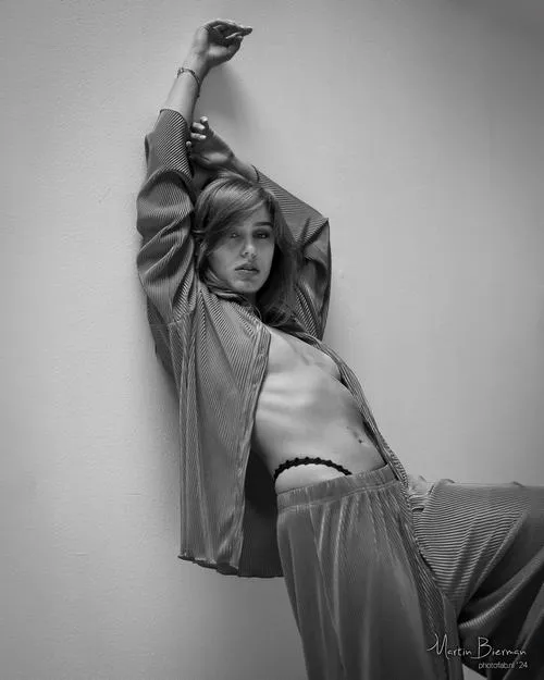 Nude nghệ thuật dẫn dắt cảm xúc qua bố cục tối giản