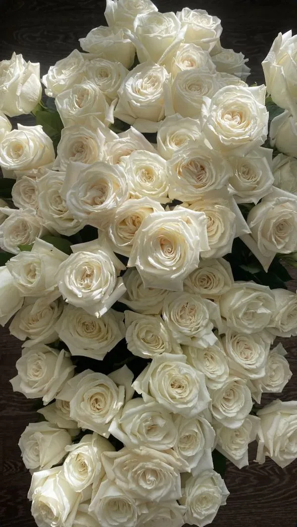 Cụm hồng trắng kiểu fantasy ánh xanh, hiệu ứng hạt nhẹ ngầu, nhụy hoa nổi bật như phát sáng