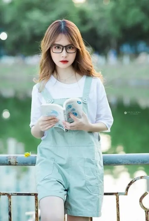 40 Cô bạn mặc set xanh nhạt đứng ngoài ban công, hai tay cầm nhẹ trước người và tóc vàng nâu buông thẳng, bức 2005 cho cảm giác sạch sẽ, sáng sủa và xinh