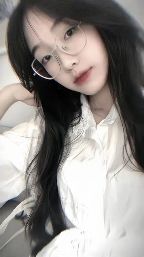 41 Hình đại diện đeo kính cô gái áo trắng choàng áo xanh bên ngoài, nghiêng đầu khi cầm ly nước, nền mờ và tóc rối nhẹ làm chân dung 2k5 trông dễ thương hơn nhiều