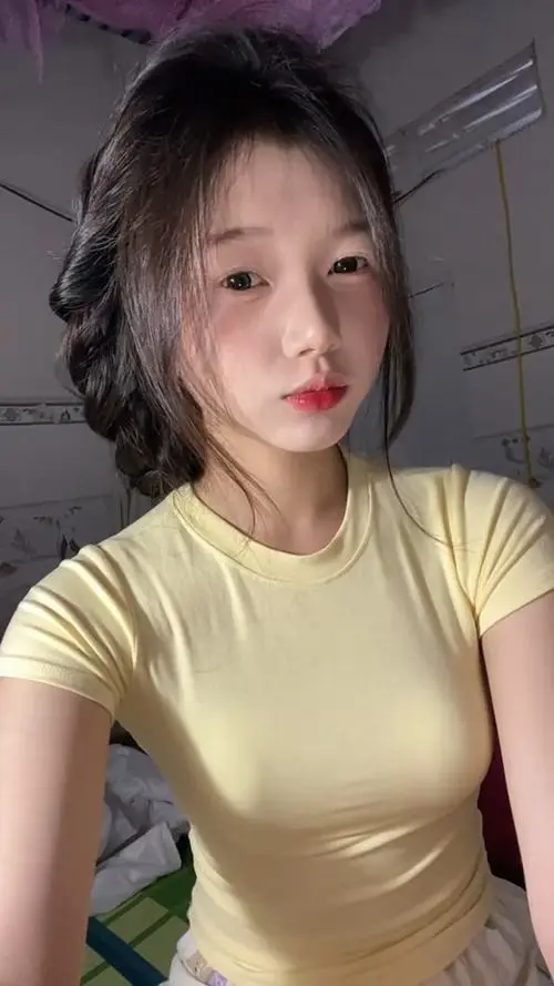 47 Hình profile quán nước cô gái mặc áo vàng ôm sát đứng selfie trong gương, tóc búi gọn và vai xoay nhẹ, bức 2k5 này có nét đẹp khỏe khoắn chứ không quá điệu