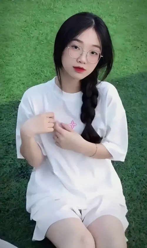 33 Ảnh đại diện trong trẻo cô gái tóc dài tết lệch mặc váy trắng ngồi trên cỏ, hai tay ôm đầu gối và cười rất nhẹ, bức k5 này mang nét hot girl lứa tuổi hai mốt dịu dàng