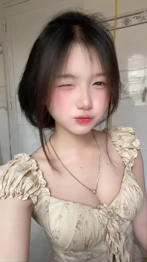 37 Ảnh đại diện chụp dọc cô gái tóc ngắn mặc váy ren màu kem, má ửng nhẹ và nhìn xuống, bố cục cận mặt khiến ảnh 2005 trông mềm và xinh theo kiểu studio