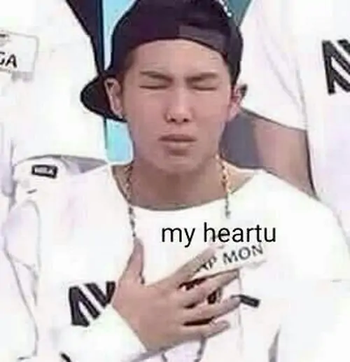 20 Chàng trai áo trắng hơi nhăn mặt, tay đặt lên ngực và mắt nhắm nửa chừng, biểu cảm gượng gạo làm khung ảnh giống meme bất lực rất đời thường