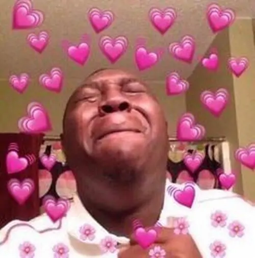 5 Gương mặt nam giới ngửa lên giữa nền tim hồng dày đặc, mắt nhắm và miệng hé như đang tận hưởng một cú cấp cứu tâm hồn vừa ngọt vừa lố