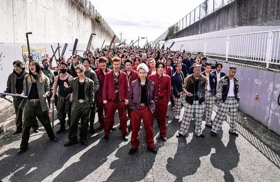 58 Ảnh đại diện ngầu cả băng nhóm mặc đồ đỏ nổi bật giữa đám đông, phong thái ngang ngược thể hiện rõ bản chất ngang tàng của những kẻ dẫn đầu.