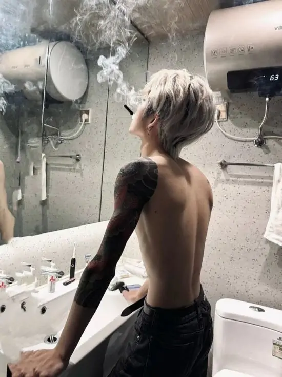 52 Hình ảnh đại diện bóng lưng trần đầy những hình xăm kỳ quái trong phòng tắm mờ hơi nước, một khoảnh khắc riêng tư đầy vẻ bí ẩn và lôi cuốn.