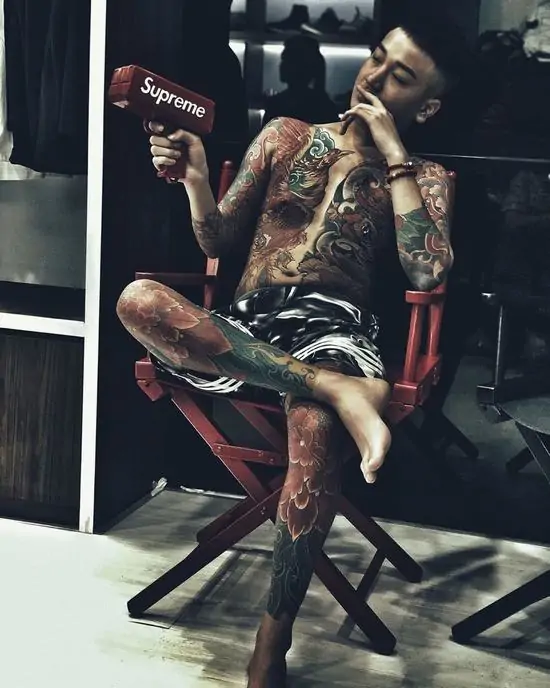 54 Tải hình nền người đàn ông ngồi dựa lưng vào tường trong căn phòng cũ, ánh sáng le lói rọi vào khuôn mặt góc cạnh đầy sự gai góc.