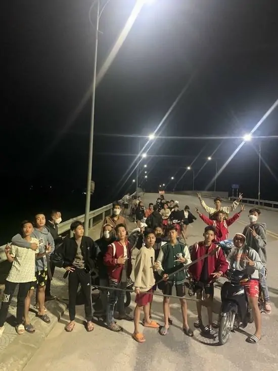 55 Nhóm anh em đứng dàn hàng trước cổng một tòa nhà lớn, trang phục đen đồng nhất tạo nên vẻ ngoài thống nhất và cực kỳ uy tín.