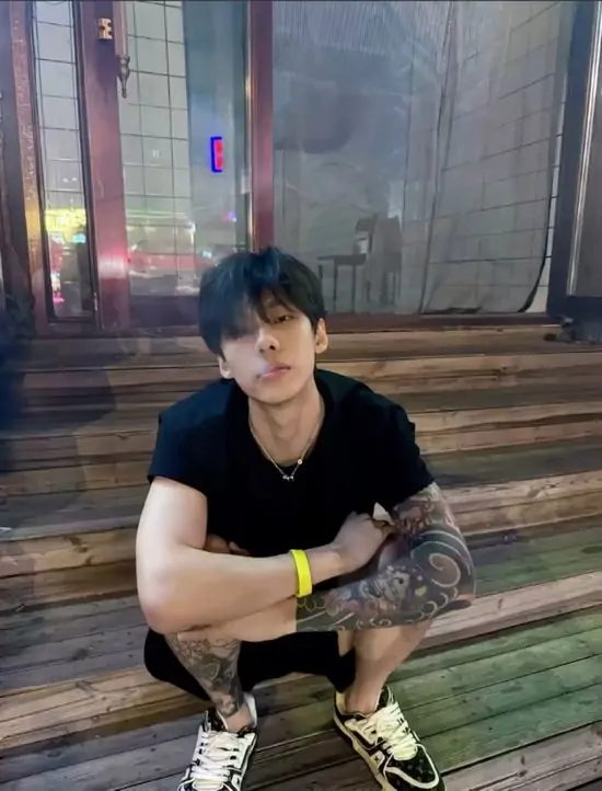 56 Avatar đẹp chàng trai ngồi trên bậc cầu thang gỗ, đôi mắt nhìn xuống đầy ưu tư làm nổi bật vẻ phong trần của một kẻ lãng du.