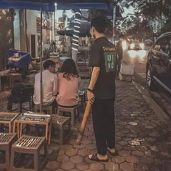 57 Gã thanh niên đứng dựa cột đèn đường giữa đêm vắng, điếu thuốc cháy dở trên môi tạo nên một khung hình ngầu đến nghẹt thở và đầy lôi cuốn.