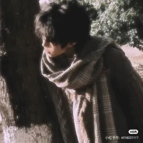 59 Hình ảnh profile nhân vật nam ngồi một mình trong quán đêm, tay chống cằm, ly nước đặt lệch bên cạnh và mắt nhìn rỗng gợi đúng kiểu anime nam buồn lạnh lùng