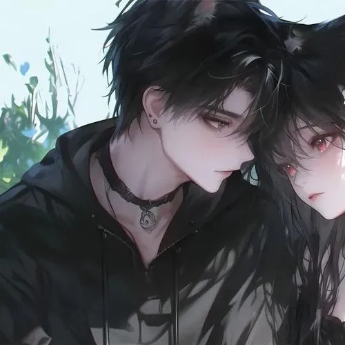 21 Tải ảnh avatar chàng trai tóc đen mặc áo tối đứng giữa lá xanh, cúi gần cô gái sát vai trong khung sáng nhẹ, rất hợp làm hình đại diện đôi kiểu lặng lẽ