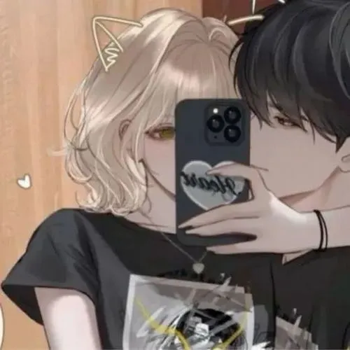 27 Avatar dễ thương cô gái tóc vàng ôm điện thoại che nửa mặt khi chụp gương, tay còn lại vòng qua vai chàng trai tạo thế ảnh profile đôi rất tự nhiên