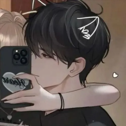 28 Chàng trai tóc đen đeo kẹp tóc mèo, một tay cầm điện thoại trước gương còn cánh tay kia giữ lấy người bên cạnh, khung hình hợp làm avatar cặp đôi trẻ trung