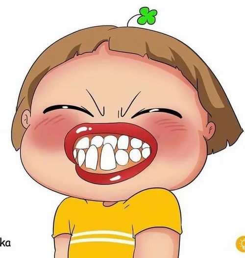 51 Sóc nhỏ cầm chiếc ô cocktail che đầu dưới cơn mưa bụi nhìn giống như một khách du lịch đang tải ảnh hài hước về máy.