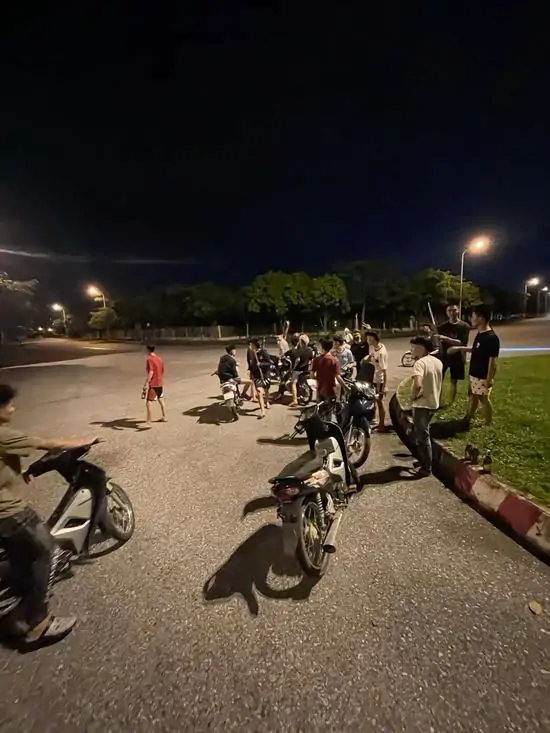 49 Nhóm người tụ tập dưới ánh đèn đường vàng vọt vào đêm khuya, khói thuốc bay lãng đãng bao quanh những gương mặt phiêu lãng đầy vẻ phong trần.