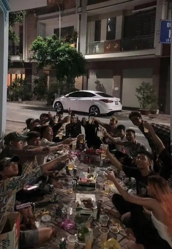 38 Avatar Zalo khung cảnh bãi rác hoang tàn với những chiếc xe cũ nát, nơi một đại ca đứng lặng lẽ quan sát mọi thứ xung quanh.