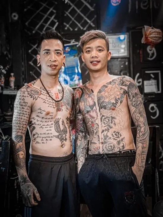 39 Hai người đàn ông cởi trần phô diễn những hình xăm nghệ thuật tinh xảo, mỗi đường mực đều kể về một câu chuyện phong trần đầy sương gió.