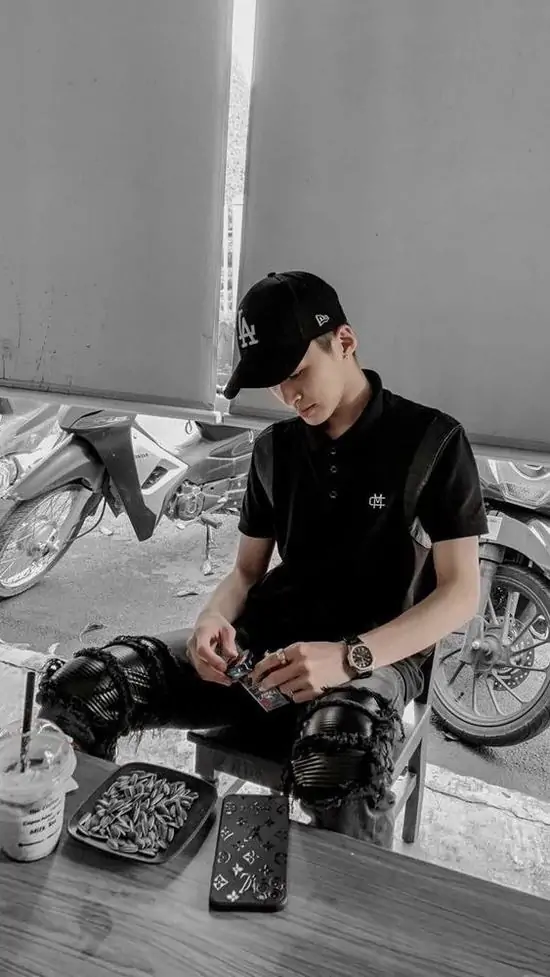 40 Ảnh chân dung chàng trai mặc áo đen đứng trong bóng tối, chỉ có đôi mắt sáng quắc là nổi bật tạo cảm giác cực kỳ nguy hiểm và lạnh lùng.