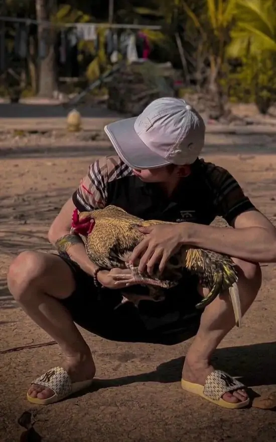 41 Nam thanh niên ngồi xổm bên đường với gương mặt mệt mỏi, đôi bàn tay chai sạn vì lao đời thể hiện rõ chất bụi đời chính hiệu.