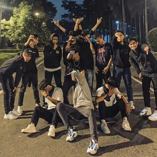 42 Hình ảnh đại diện cả hội bạn đứng tạo dáng trên phố, những bộ trang phục đa sắc màu làm hiện lên vẻ nổi loạn của giới trẻ ngày nay.