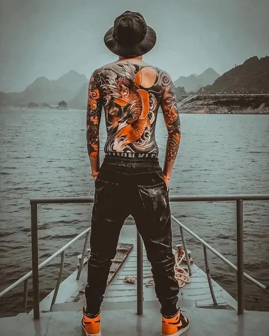 44 Tải hình nền người đàn ông đứng ở cuối bến tàu lúc chiều tà, bóng dáng cao gầy in trên mặt nước tạo nên sự cô độc đầy mạnh mẽ.