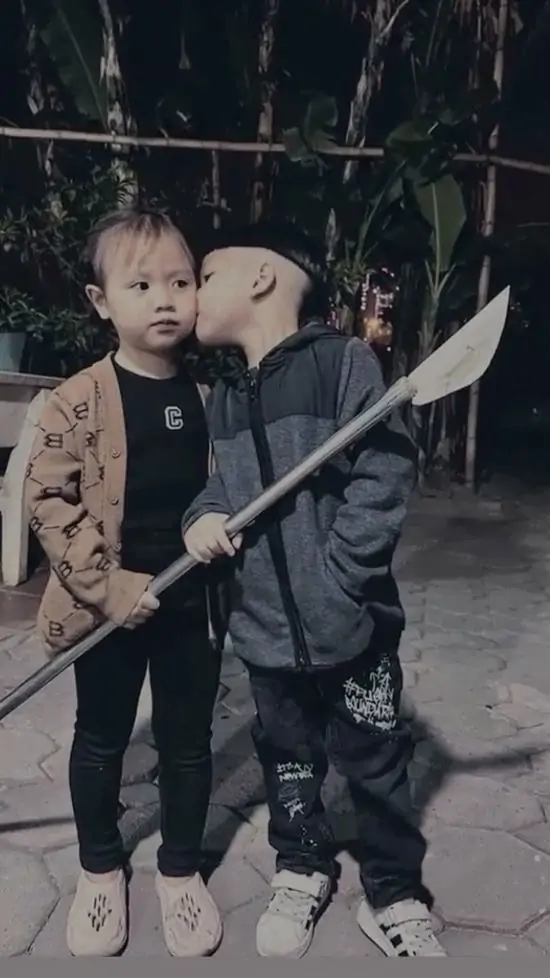 45 Hai đứa trẻ khoác vai nhau trong con hẻm nhỏ, hình bóng non nớt hứa hẹn sẽ sớm trở thành những tay chơi đầy triển vọng trong tương lai.