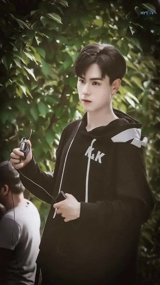 46 Avatar đẹp gã thanh niên mặc đồ đen bó sát đứng giữa căn phòng trống, ánh nhìn sắc lẹm khiến bất cứ ai cũng phải kiêng dè đôi phần.